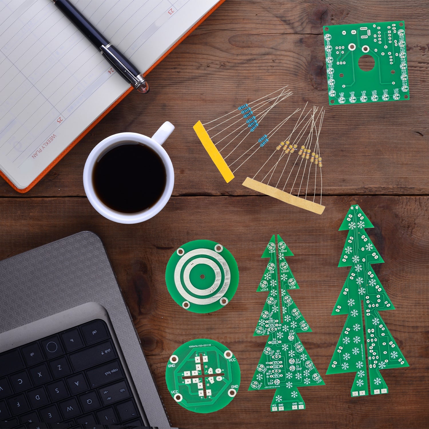 DIY LED Weihnachtsbaum Kit: Weihnachtsbaum Elektronik Bausatz zum Löten - Lötbausatz für einen drehenden Weihnachtsbaum mit LEDs und USB-Anschluss - AZ-Delivery